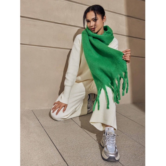 Green Wide Shawl Scarf With Tassels Fuzzy Knit - Picture 5 of 17